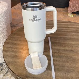 STANLEY 40 oz Quencher.